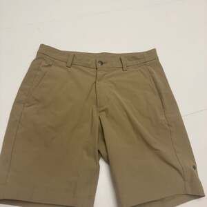 Lululemon Men's Commission Relaxed Fit Warpstreme Golf Shorts Tan